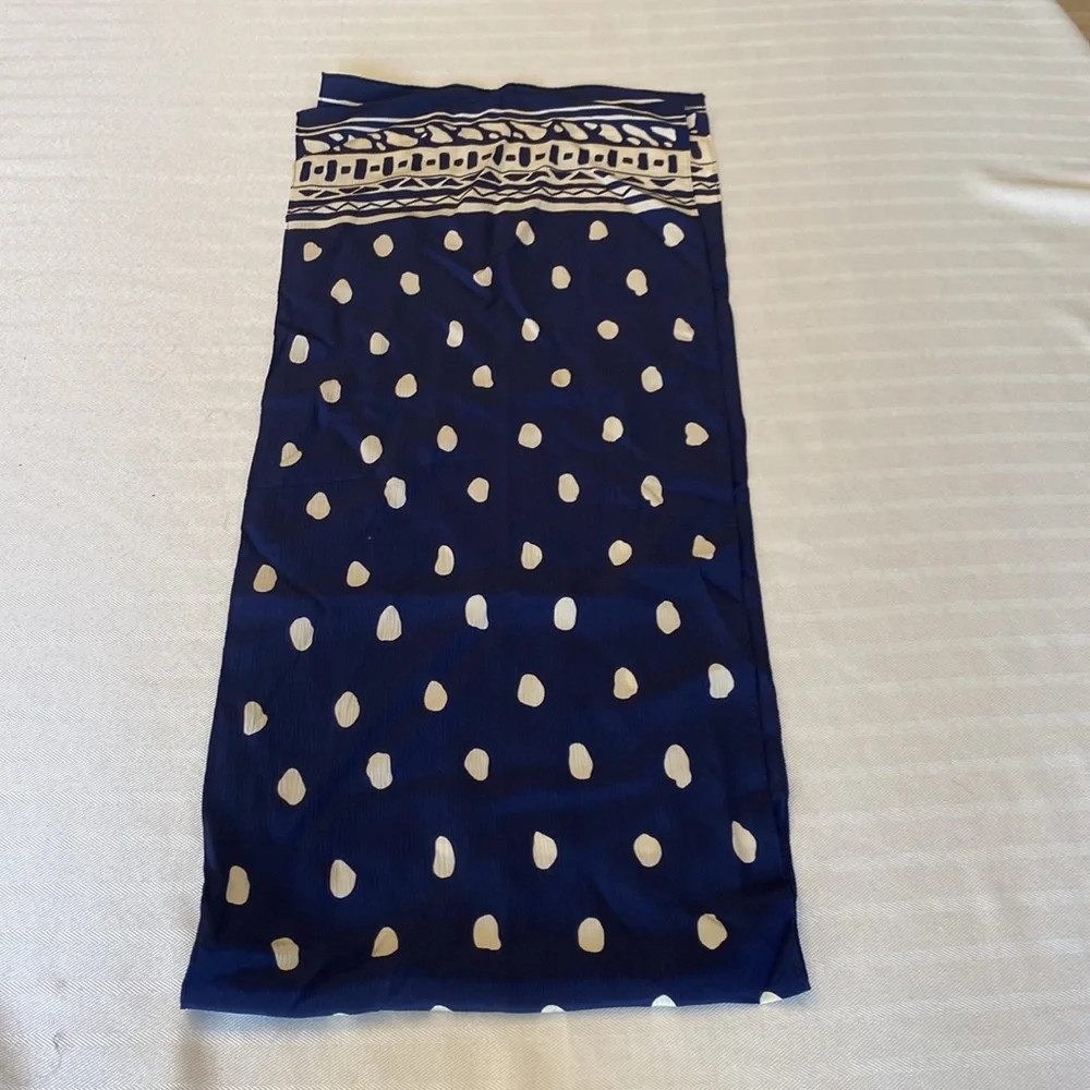Excellent condition: vintage blue/white pattern scarf